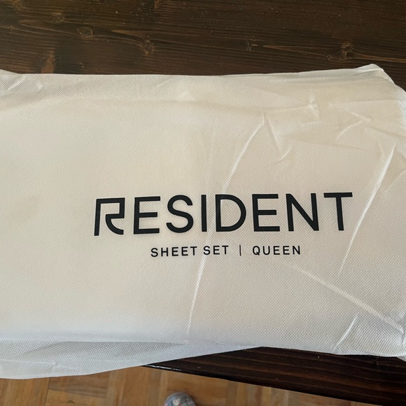 Queen sheet set. - Picture 1 of 8